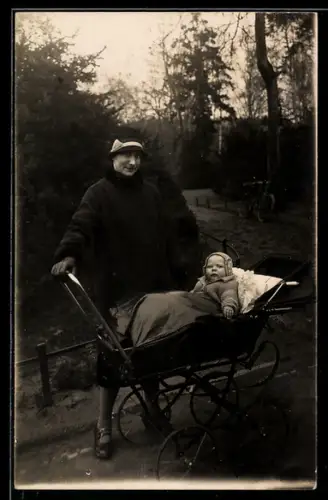 Foto-AK Mutter mit einem Kleinkind im Kinderwagen