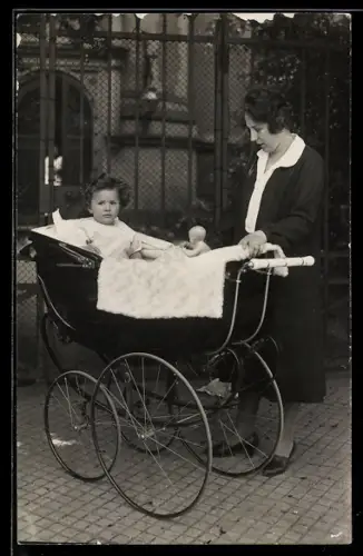 Foto-AK Mutter mit einem jungen Kind und einer Puppe im Kinderwagen