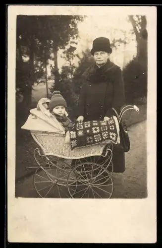 Foto-AK Alte Dame mit einem jungen Kind im Kinderwagen