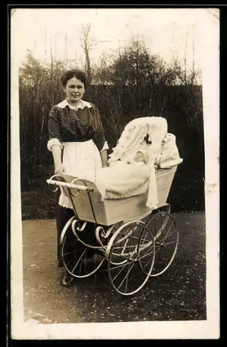 Foto-AK Frau mit einem Kleinkind im Kinderwagen