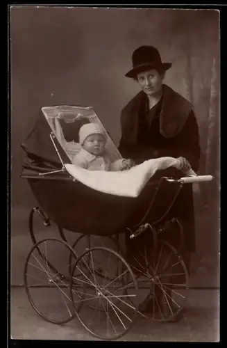 Foto-AK Frau mit einem Kleinkind im Kinderwagen
