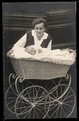Foto-AK Frau mit Kleinkind im Kinderwagen