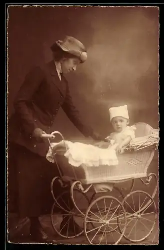Foto-AK Frau mit Kleinkind im Kinderwagen