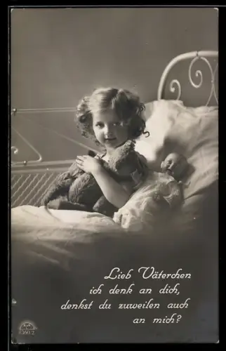 AK Junges Kind mit Teddy und Puppe im Bett