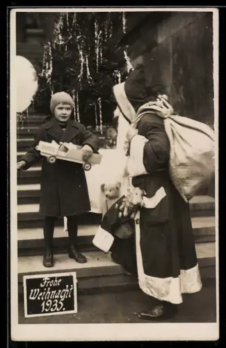 AK Junges Kind neben dem Weihnachtsmann mit Teddy im Gepäck im Jahre 1935