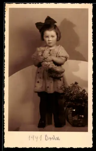 Foto-AK Junges Mädchen hält einen Teddy im Arm