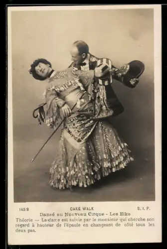 AK Ein auffällig bekleideter Mann und Frau beim tanzen