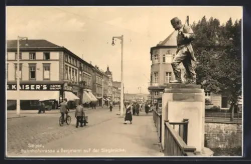 AK Siegen, Bahnhofstrasse, Bergmann auf der Siegbrücke, Kaisers Kaffeegeschäft