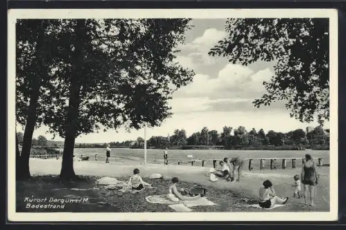 AK Dargun i. M., Badestrand mit Badegästen auf Decken
