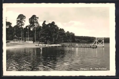 AK Dargun i. M., Freibad, Panorama mit Pavillon u. Steg vom Wasser aus