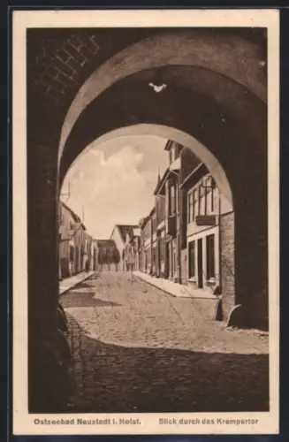 AK Neustadt i. Holst., Kremperstrasse m. Blick durch das Krempertor, Sparkassen-Tag 1925