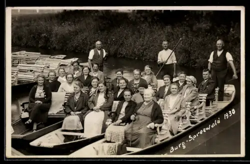 Foto-AK Burg /Spreewald, Kahnfahrt mit Ausflüglern 1938