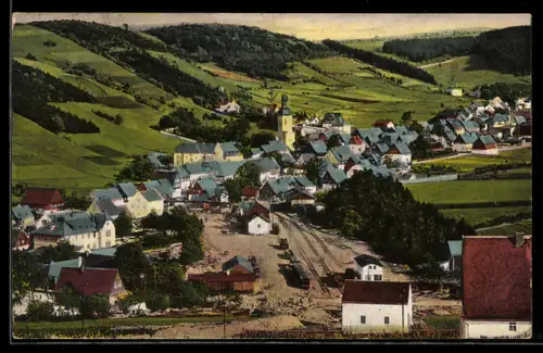 AK Geising im Erzgebirge, Ortsansicht mit Kirche und Bahnhof
