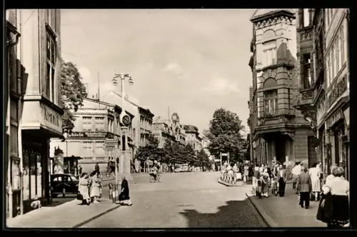 AK Zeitz, Strassenansicht, Geschäftshäuser, Passanten