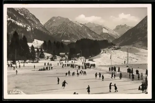 AK Oberstdorf, Moorweiher Eislaufplatz mit Schlittschuhläufern
