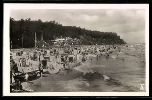 AK Bansin, Strand mit Badegästen und Strandkörben, Wald