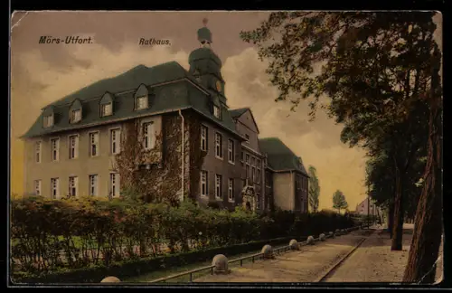 AK Moers-Utfort, Rathaus mit Allee