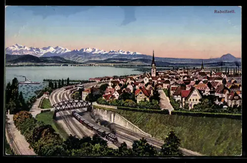 AK Radolfzell, Ortsansicht mit Kirche, Bodensee und Eisenbahnbrücke