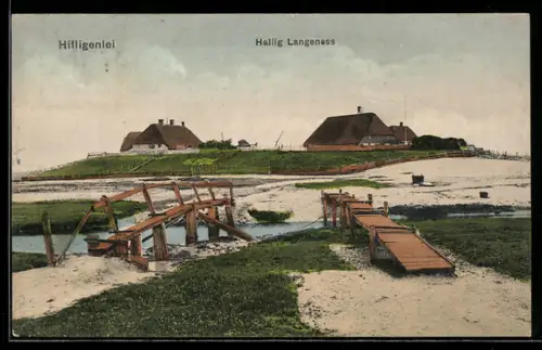 AK Hallig Langeness, Hilligenlei, Warft mit reetgedeckten Häusern und Holzsteg