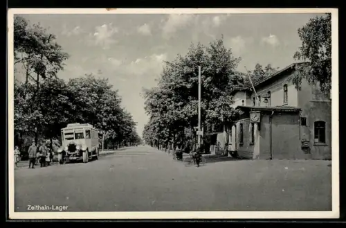 AK Zeithain-Lager, Strassenansicht mit Gebäude, Soldaten und Bus