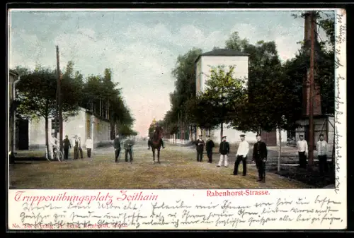 AK Zeithain-Übungsplatz, Rabenhorst-Strasse mit kleiner Versammlung, Reiter