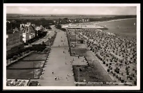AK Warnemünde, Blick vom Leuchtturm auf Strand und Promenade