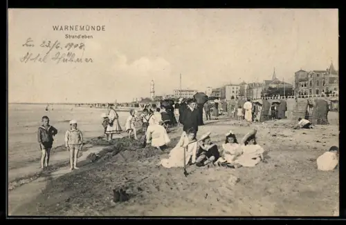 AK Warnemünde, Strandleben, Kinder, Ortspanorama mit Leuchtturm