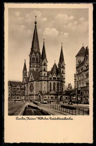 AK Berlin-Charlottenburg, Kaiser-Wilhelm-Gedächtniskirche von der Strasse aus