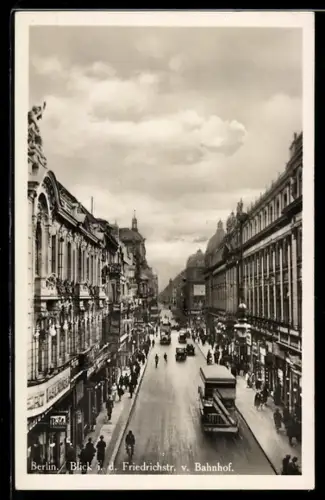 AK Berlin, Friedrichstrasse mit Geschäften vom Bahnhof aus