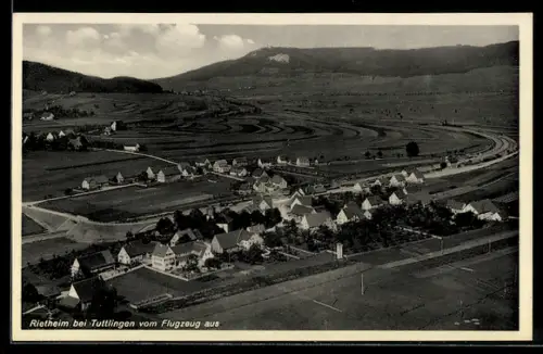 AK Rietheim bei Tuttlingen, Flugzeugaufnahme, Totalansicht mit Umgebung