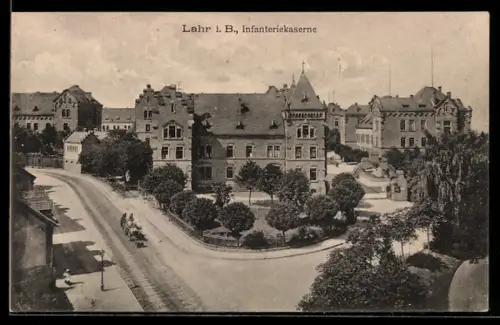 AK Lahr / Baden, Soldaten marschieren in die Infanteriekaserne