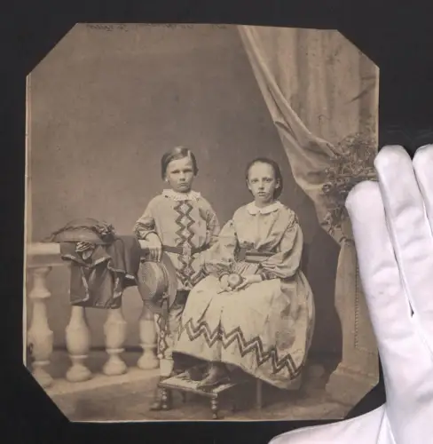 Fotografie Zwei Kinder in karierter Kleidung mit Strohhut und Apfel zusammen im Porträt