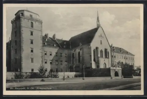AK Wr. Neustadt /N.-Do., Kriegsschule mit Strassenpartie