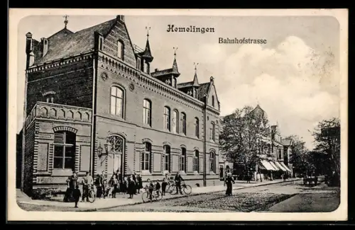 AK Hemelingen, Bahnhofstrasse, Passanten mit Fahrrädern vor Türmchengebäude, Geschäfte