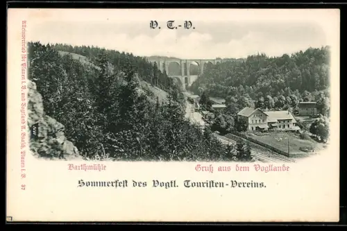 AK Barthmühle / Vogtland, Viadukt, Ortsansicht mit Eisenbahnlinie und Viadukt