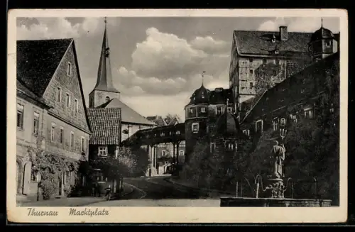 AK Thurnau, Marktplatz mit Brunnen und Blick auf die Kirche