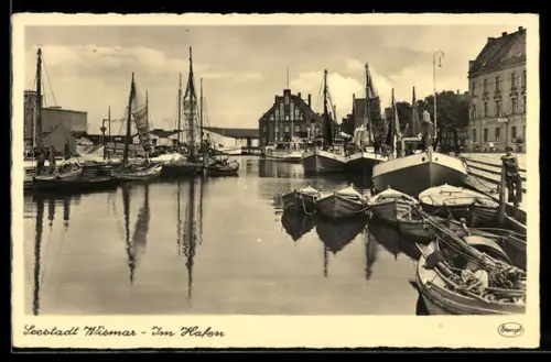 AK Wismar, Im Hafen, Segelboote, Speichergebäude