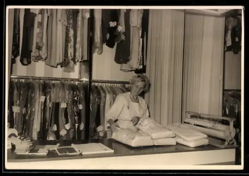 AK Waschfrau hinter der Ladentheke