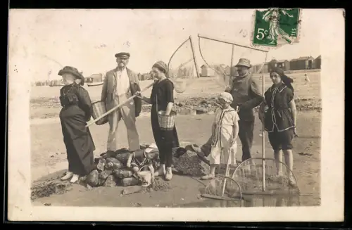 Foto-AK Krebsfischer mit Netzen am Strand