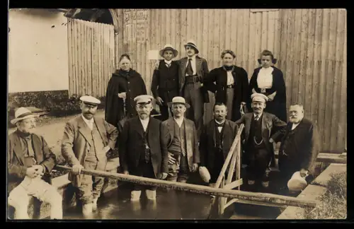 Foto-AK Elegante Herren stehen bis zu den Knien in einem Wasserbecken