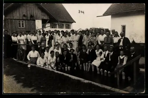 AK Badegesellschaft mit den Füssen in einem Becken