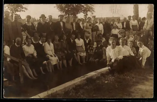 Foto-AK Badegesellschaft hat die Füsse in einem Becken, Badekultur