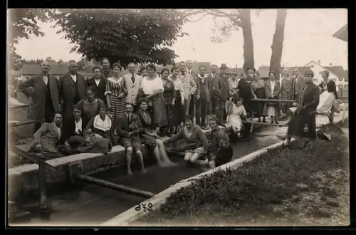 Foto-AK Badegesellschaft mit den Füssen im Wasser