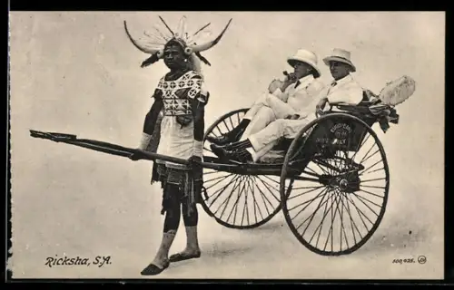 AK Mann in Stammeskleidung und mit Kopfschmuck zieht eine Rikscha