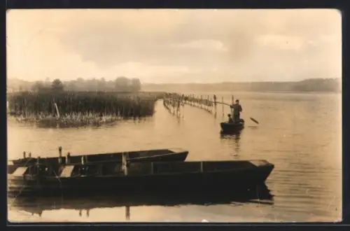 AK Köthen /Königs Wusterhausen, Köthener See, Fischer mit Booten und Schilf
