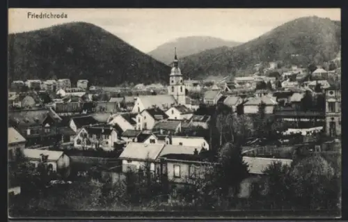 AK Friedrichroda, Ortsansicht mit Kirche und umliegenden Bergen