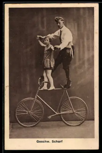 AK Akrobaten Geschwister Scharf, Balanceakt auf einem Fahrrad