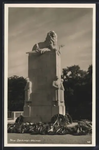 AK Weimar, 94er Denkmal mit Kränzen