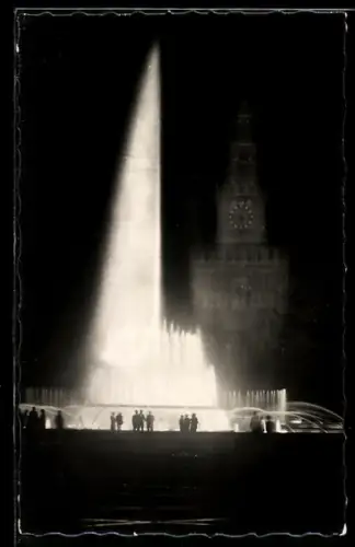 AK Milano, Piazza Castello con fontana illuminata di notte