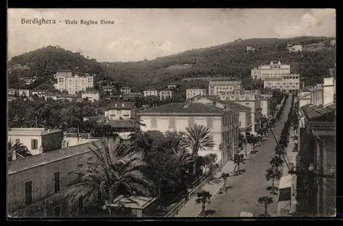 AK Bordighera, Viale Regina Elena con vista panoramica della città e colline sullo sfondo